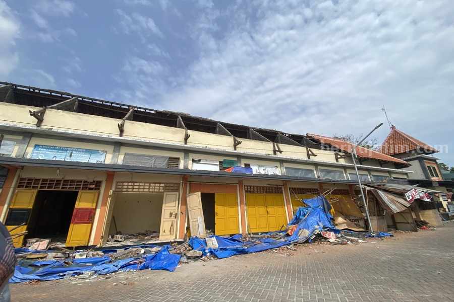 Kondisi atap Pasar Sore Tuban yang runtuh (Diah Ayu)