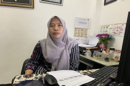 Ketua KPU Tuban Zakiyatul Munawaroh. [foto: Diah Ayu/beritajatim.com]