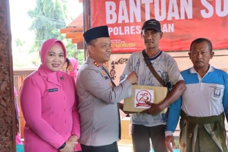 Polres Tuban Bagikan 100 Paket Sembako dan Bersih-bersih Masjid foto beritajatim