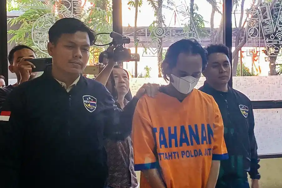 Pria Asal Malang Bikin Situs Porno Anak-Anak, Raup Untung Rp96 Juta AAS saat diamankan di Polda Jawa Timur