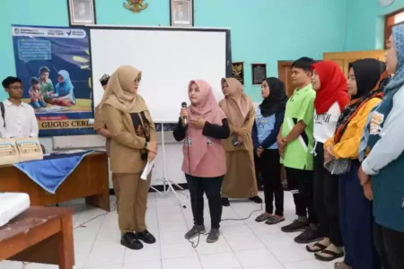 Ajak Para Orang Tua Belajar Lagi Parenting, Bupati Banyuwangi: Sesuai Pesan Ali Bin Abi Thalib Bupati Banyuwangi Ipuk Fiestiandani saat bertemu sejumlah orang tua wali murid di sebuah sekolah yang ikut dalam program parenting Sekolah Orang Tua Hebat (Sobat). (Beritajatim.com/Rindi)