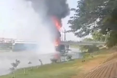 Jembatan Brawijaya Kota Kediri Kebakaran foto beritajatim