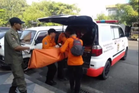 Pria Tanpa Identitas Meninggal di Warung Jalan Semarang Surabaya foto beritajatim