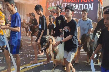 Pelopor Arak-arakan Kambing, Temenggungan Kota Malang Jaga Tradisi Puluhan Tahun Tradisi arak-arak Kambing di Indonesia ada di Temenggungan, Kota Malang.