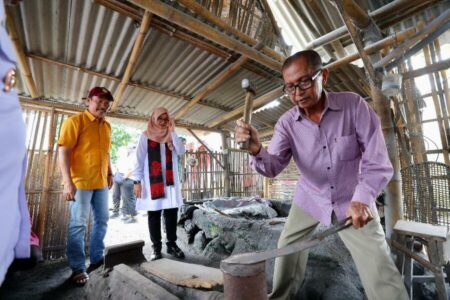Kandar Nurhadi Banyuwangi, 35 Tahun Tekuni Pandai Besi