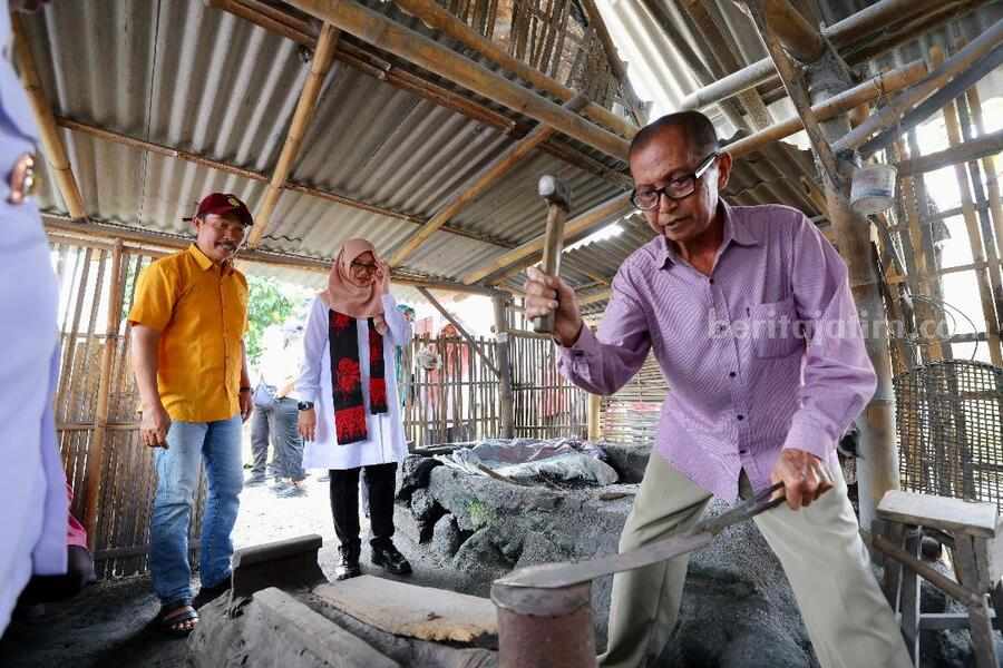 Kandar Nurhadi Banyuwangi, 35 Tahun Tekuni Pandai Besi
