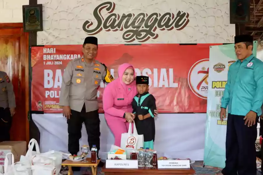 Kapolres Tuban AKBP Suryono bersama Ny. Pury Suryono saat mendatangi Sanggar Disabilitas Melampaui Batas.