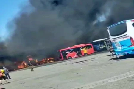 Breaking News: Diduga Ada Bus Terbakar di Pool Damri Jagir Surabaya Kebakaran Bus