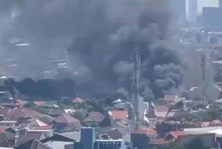 Pool Bus Damri Jagir Surabaya Terbakar, Asap Mengepul foto beritajatim