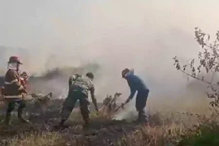 Lahan Kilang Minyak Tuban Kembali Terbakar, Diduga Akibat Pembakaran Sampah Hasil tangkapan layar vidio amatir yang memperlihatkan lahan kilang minyak proyek GRR terbakar.