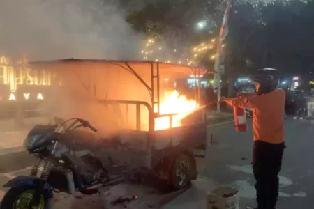 Kendaraan Tahu Bulat Digoreng Dadakan Terbakar di Taman Apsari Surabaya Proses pemadaman kendaraan tahu bulat yang terbakar. (Foto: BPBD Surabaya for beritajatim.com)
