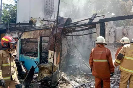 Bangunan Toko Roti dan 2 Stand Jahit di Kota Surabaya Ludes Terbakar Petugas pemadam kebakaran Surabaya saat memadamkan objek terbakar toko roti dan 2 stand jahit (Foto: CC 112 Surabaya)
