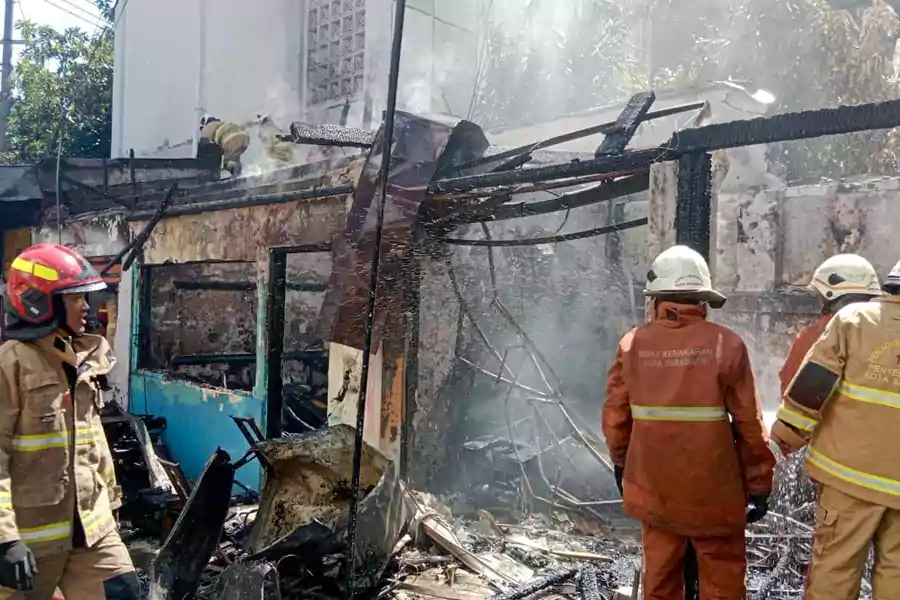 Petugas pemadam kebakaran Surabaya saat memadamkan objek terbakar toko roti dan 2 stand jahit (Foto: CC 112 Surabaya)