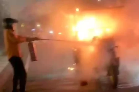 Cerita Penyebab Terbakarnya Kendaraan Tahu Bulat Digoreng Dadakan di Taman Apsari Surabaya Kendaraan tahu bulat yang terbakar sedang dipadamkan.