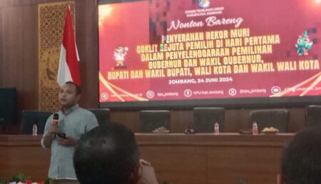 KPU Jombang Nonton Bareng Penyerahan Rekor MURI Coklit Serentak Pilkada 2024 foto beritajatim