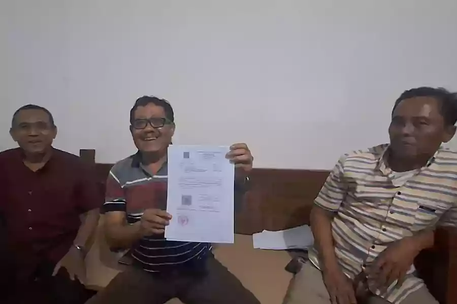 Ketua DPD PPNI periode 2017-2022, H.M Hartadi bersama kuasa hukum, M Amin dan ahli hukum pidana, Imron Rosyadi. [Foto: Misti/beritajatim.com]