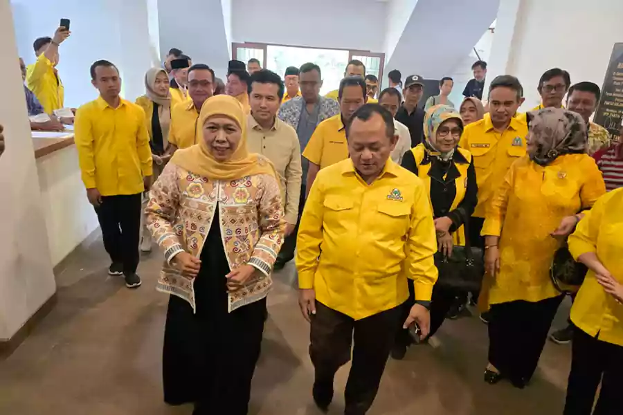Khofifah saat melakukan silaturahim politik ke Golkar Jatim bersama Emil Dardak.