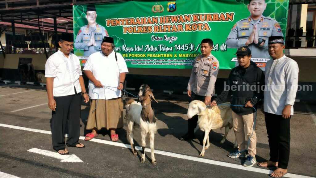 Kasi Humas Polres Blitar, Iptu Samsul Anwar membagikan dua ekor kambing ke IJTI-PWI Blitar Raya, Senin (17/06/2024). (foto : Winanto/beritajatim.com)