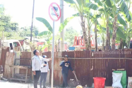 Truk Dilarang Melintas di Jalan Betiring-Prambangan Gresik foto beritajatim