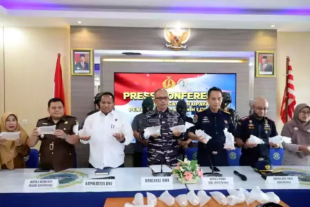 Konferensi pers pengungkapan dan penggagalan upaya penyelundupan benih lobster di Mako Lanal Banyuwangi. (Beritajatim.com/Rindi)