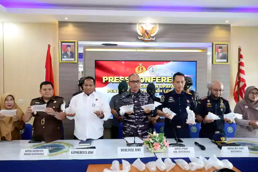 Konferensi pers pengungkapan dan penggagalan upaya penyelundupan benih lobster di Mako Lanal Banyuwangi. (Beritajatim.com/Rindi)