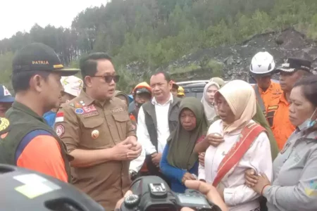 PJ Gubernur Jatim tinjau lokasi dan santuni kelurga korban tanah longsor.