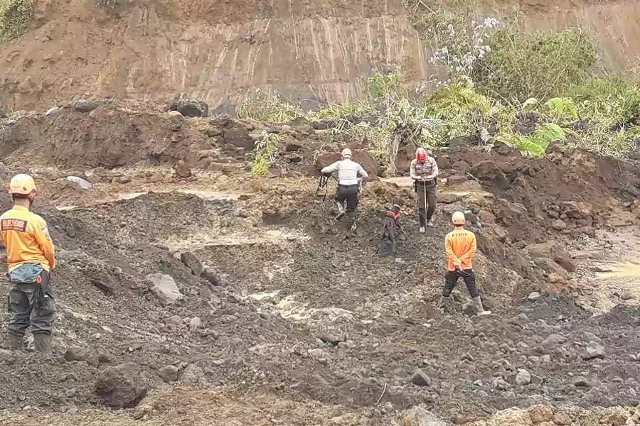 Pencarian korban tanah longsor di area pertambangan pasir Dusun Supit, Desa Pronojiwo, Kecamatan Pronojiwo, Lumajang.