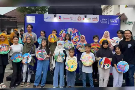 Peserta lomba melukis Lotus Art Courses saat meramaikan acara Fête de la Musique 2024 di Komplek AJBS Surabaya, Sabtu (16/6/2024). (Foto: Istimewa)