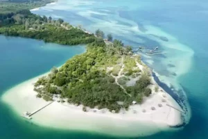Pantai Teluk Sapoong, Sumenep, Madura. (Instagram/maduraholic)