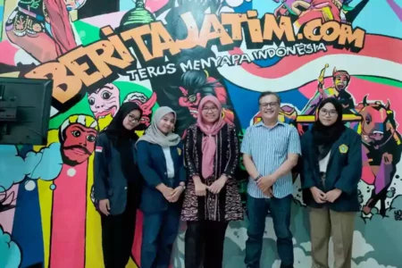 Mahasiswa Trunojoyo Madura Magang di Beritajatim.com. (Amanda)