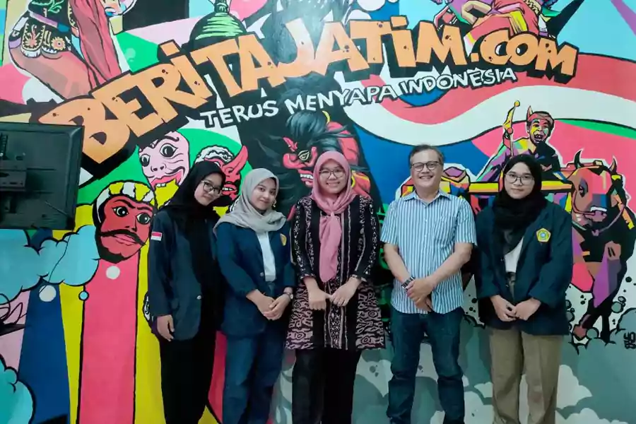 Mahasiswa Trunojoyo Madura Magang di Beritajatim.com. (Amanda)