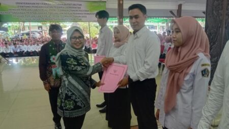 Jelang Pilbup Blitar, Mak Rini Lantik dan Serahkan SK 2.076 PPPK foto beritajatim