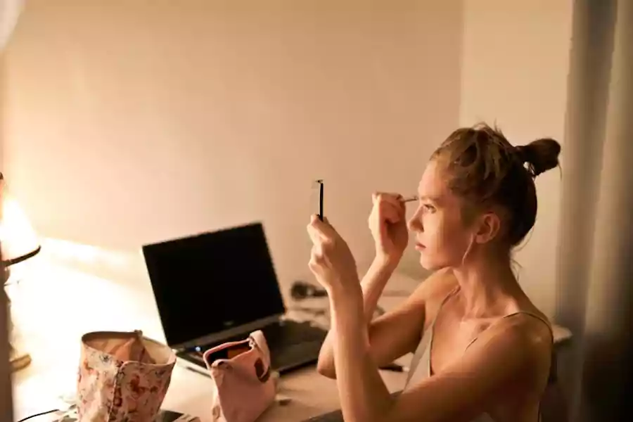 Ilustrasi makeup pemula. (Pexels/Adrienn)