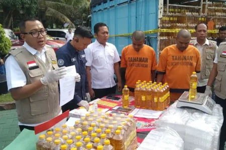 Penjual Minyak Goreng Ilegal di Malang Cuan Rp400 Juta Sebulan foto beritajatim