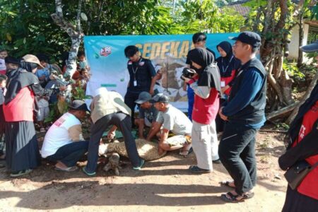 Penyembelihan Hewan Kurban di Mushola Nurul Iman Dusun Sumbergesing Wetan, Kecamatan Gedangan.