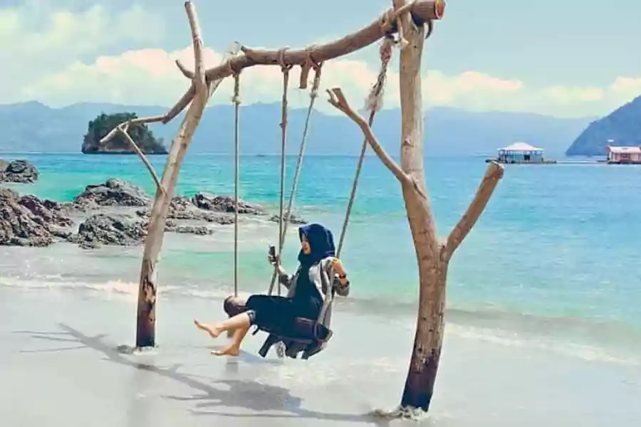 Pantai Mutiara, wisata alam yang memukau di Trenggalek, Jawa Timur. (Instagram/deviacharin)