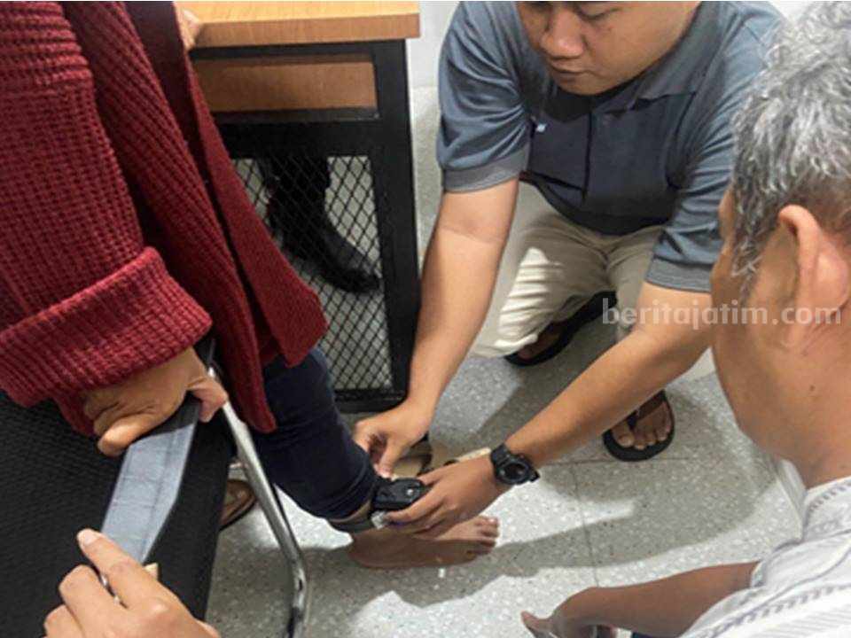 Kejaksaan Jember Pasang Detektor pada Seorang Perempuan dan Pria Manula