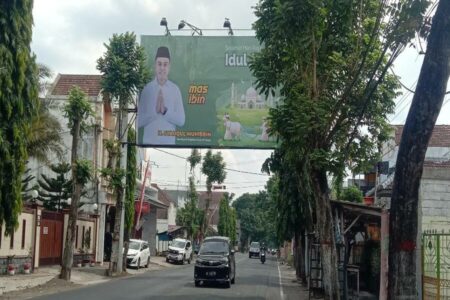 Baliho Wasekjend Pimpinan Pusat GP Anshor, Syauqul Muhibbin di Kota Blitar, Senin (17/06/2024). (foto : Winanto/beritajatim.com)