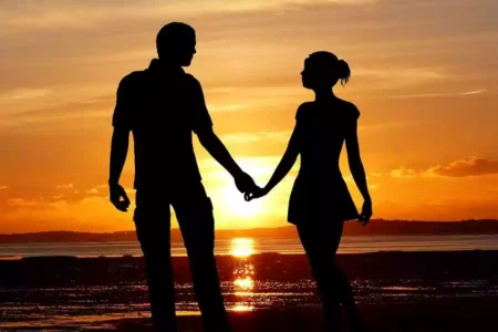 Ilustrasi pasangan jatuh cinta. (Pexels)