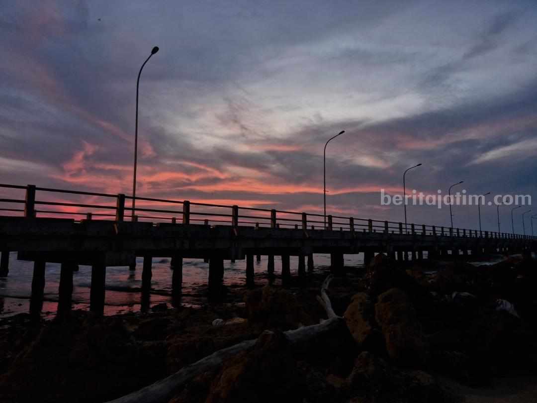 Menikmati Keindahan Sunset di Pantai Dermaga Tuban Dengan Pasir Putih
