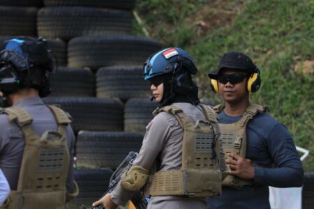 Brigpol Wahyu Putri Widyaningrum atau yang dikenal Bonbon saat bertugas di Polres Tuban yang lolos menjadi pasukan perdamaian di Afrika Selatan. [foto:Ist/beritajatim.com]