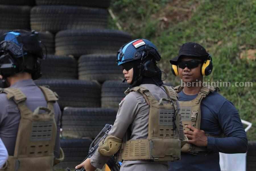 Brigpol Wahyu Putri Widyaningrum atau yang dikenal Bonbon saat bertugas di Polres Tuban yang lolos menjadi pasukan perdamaian di Afrika Selatan. [foto:Ist/beritajatim.com]