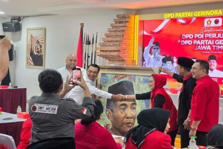 PDIP Jatim Serahkan Lukisan Bung Karno ke Gerindra Jatim, Apa Maknanya?