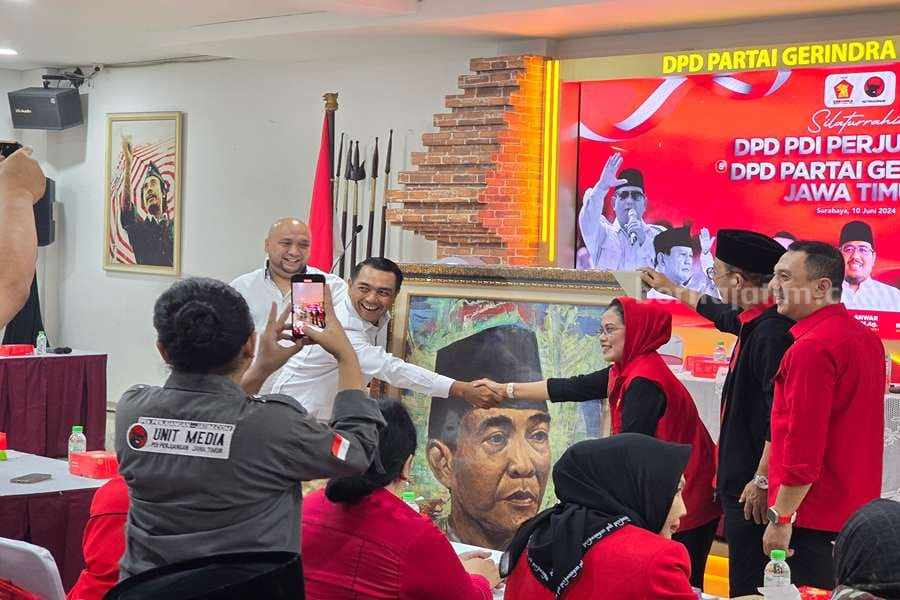 PDIP Jatim Serahkan Lukisan Bung Karno ke Gerindra Jatim, Apa Maknanya?
