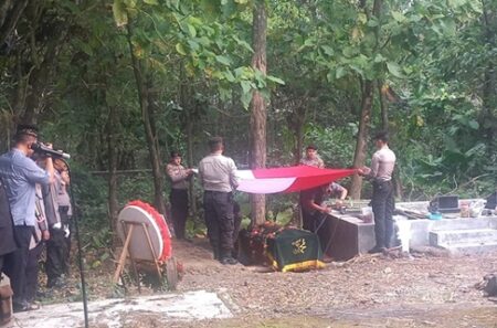 Isak Tangis Iringi Pemakaman Anggota Polres Jombang yang Dibakar Istrinya foto beritajatim