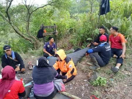 Pendaki Asal Malang Hipotermia di Gunung Lemongan Lumajang Proses evakuasi korban pendaki alami hipotermia