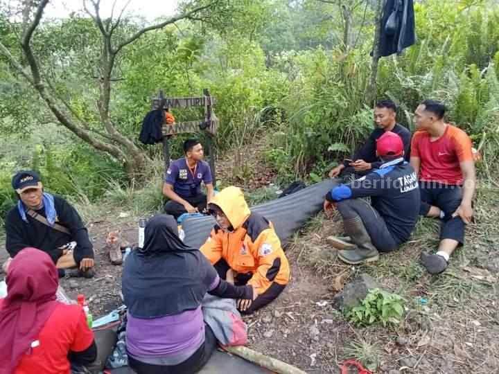 Proses evakuasi korban pendaki alami hipotermia