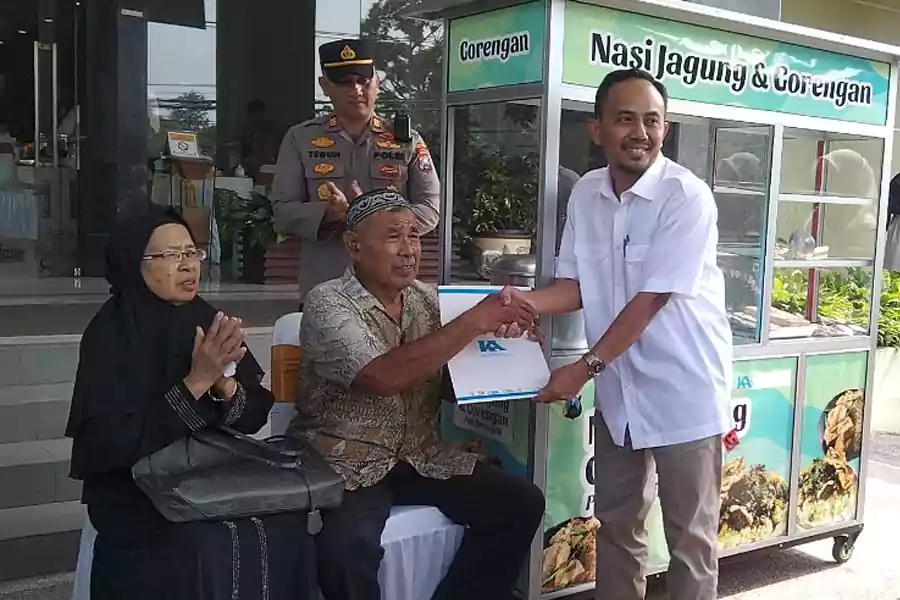 Pemimpin PG Kebonagung Arifin, bersama Kapolres Malang AKBP Putu Kholis Aryana menyerahkan bantuan modal UMKM bagi keluarga korban Tragedi Kanjuruhan.
