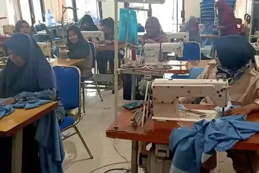 Pelatihan menjahit bagi para pencari kerja.