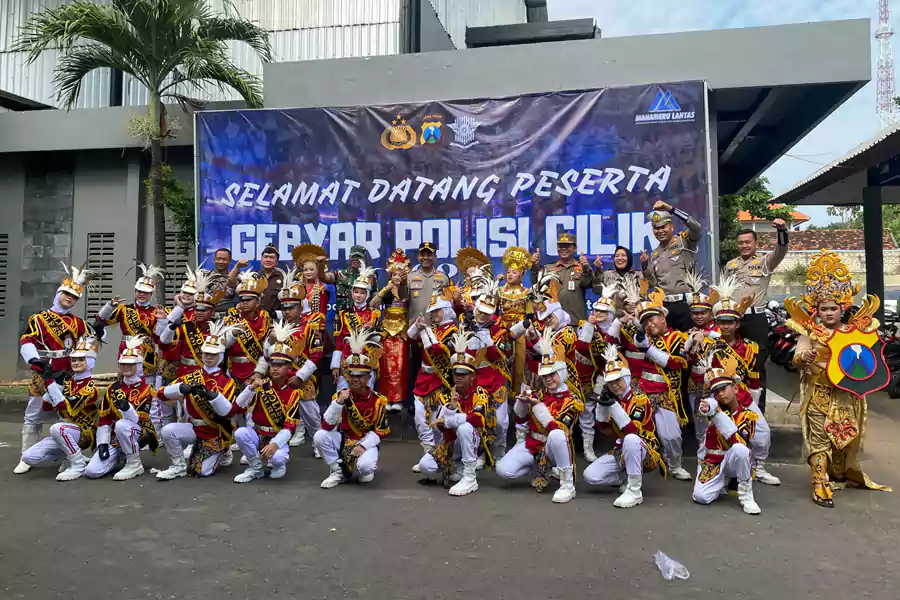 Kapolres Tuban AKBP Suryono bersama Polisi Cilik perwakilan dari Polres Tuban. [foto: Diah Ayu/beritajatim.com]